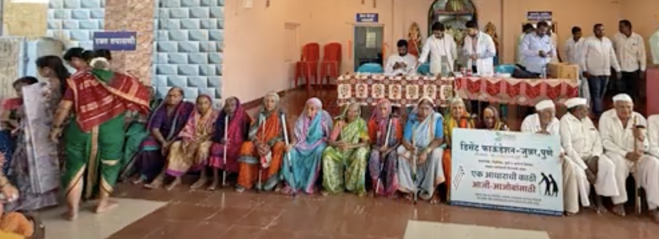 नेतवड : आईच्या ९५व्या वाढदिवसानिमित्त बटवाल परिवाराने आयोजित केले आरोग्य शिबीर; ९५ ज्येष्ठ नागरिकांना आधार स्टिकचे वितरण